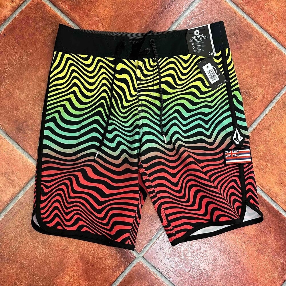 NWT Volcom Mens Colorful Wavy Pattern Drawstring Mod-Tech Boardshorts Size 28